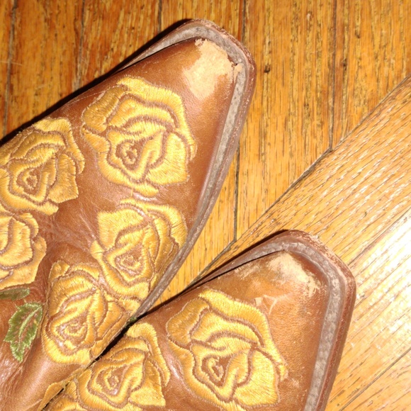 Corral Embroidered Yellow Rose Cowboy Boots - Picture 8 of 8